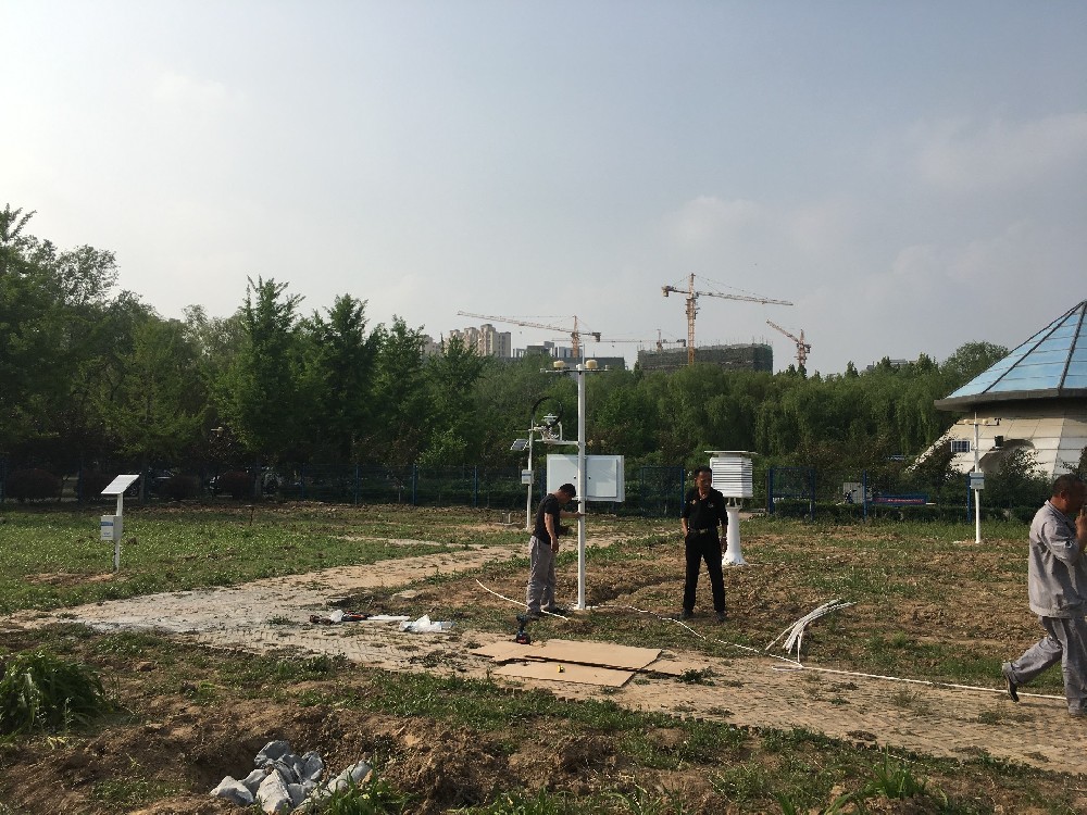 聊城大學(xué)采購(gòu)的山東競(jìng)道光電校園氣象站成功完成安裝